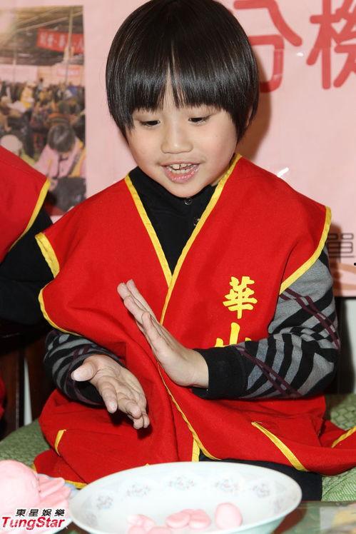 小小彬一家五口照片,五口之家温馨合影