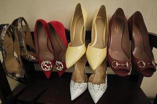 土豪让女主播现场换衣,土豪豪掷千金，女主播现场换衣秀风采