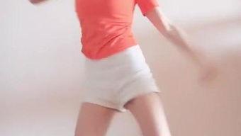 土豪让女主播现场换衣,土豪豪掷千金，女主播现场换衣秀风采